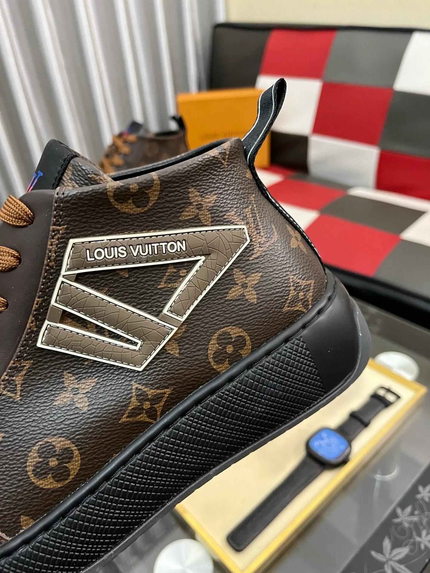 Men's shoes 💰: 438⌚️⌚️《Louis vuitton/LV Louis Vuitton》original quality.~ Unique modern style sneakers. 🏃A must-have casual shoe for trendy men😍😍 Original brand imported from Italy, imported original leather, cowhide lining (refuses to discolor and grind feet) sole: original sole provided by the original factory, French lazy style design ⚠️Fit to the feet, original quality, super comfortable original sole. Code number: 38-443️⃣Colors available